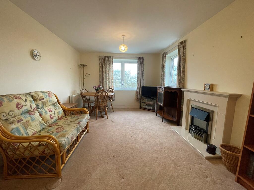 Goodes Court, Royston photo 4