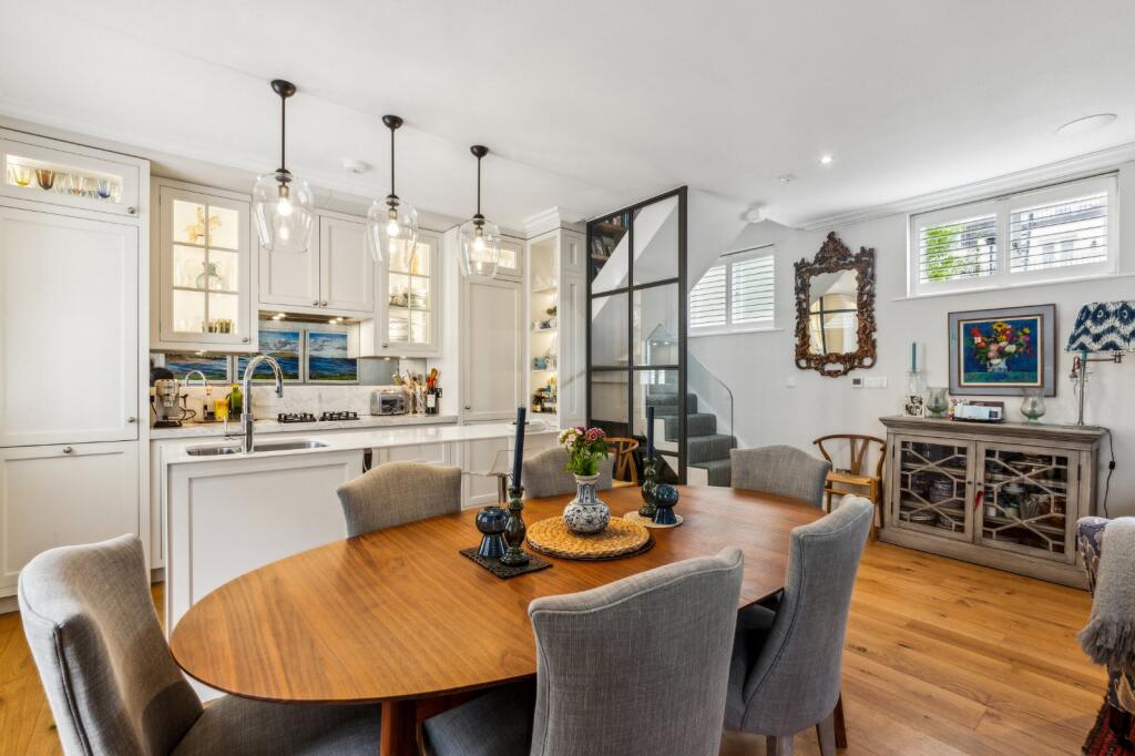 3 bedroom mews property for rent