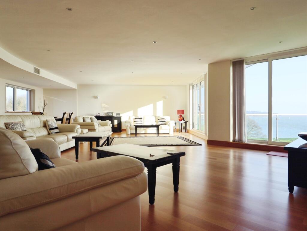 Apartment in Cardiff, Sully and Lavernock - View 3