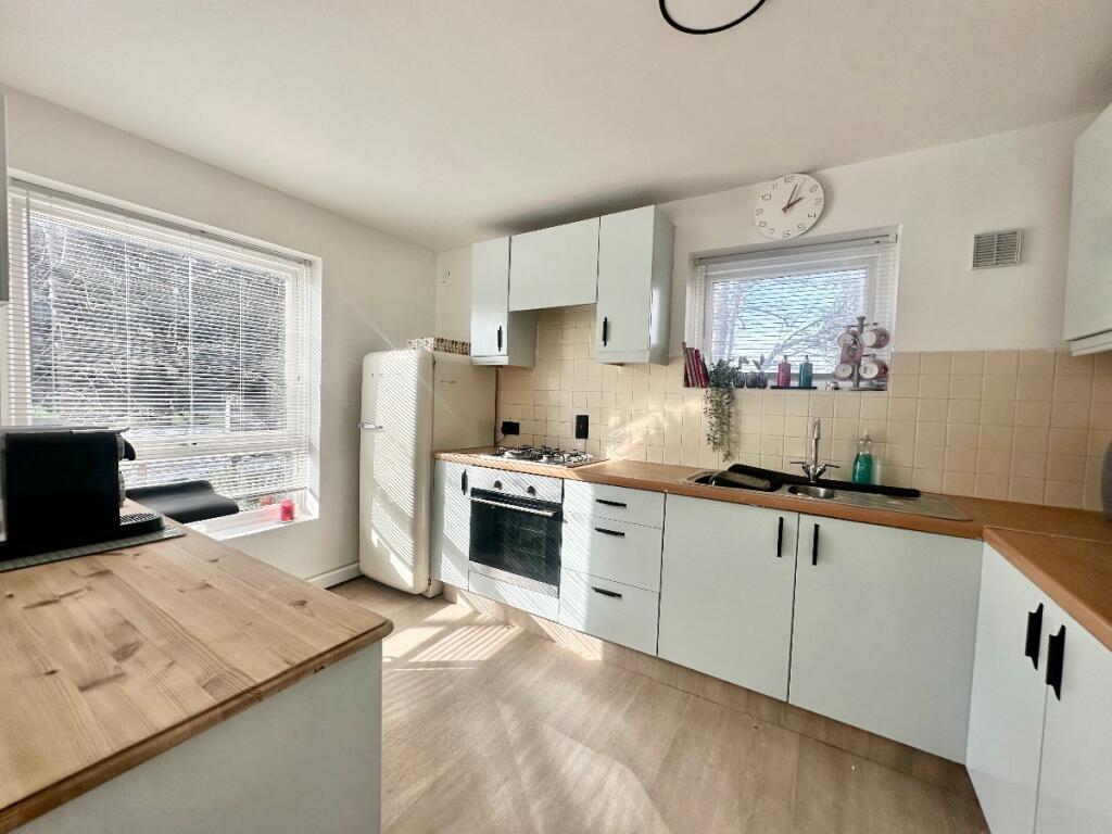 Sunnydene Close, Harold Wood, Romford photo 2