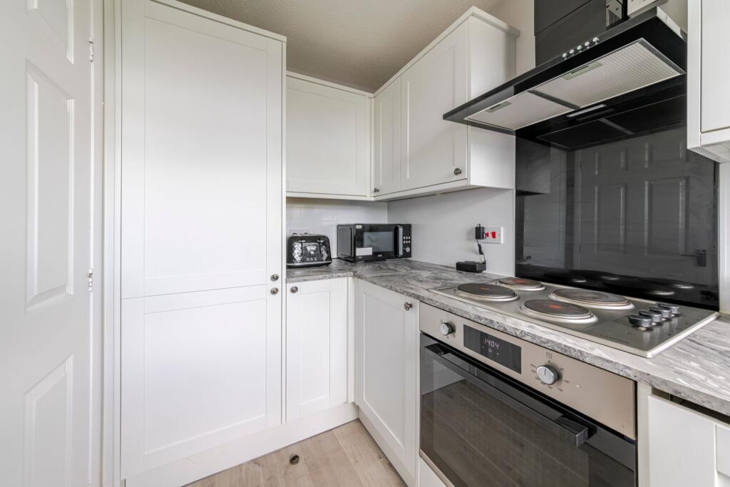 Apartment in Ellesmere Port, Wolverham - View 4