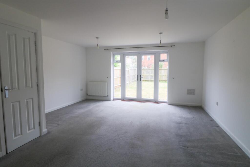 Drake Close, Saxmundham photo 4