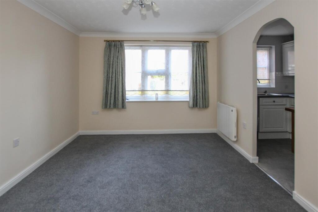 Eastfield Road, Brentwood photo 2