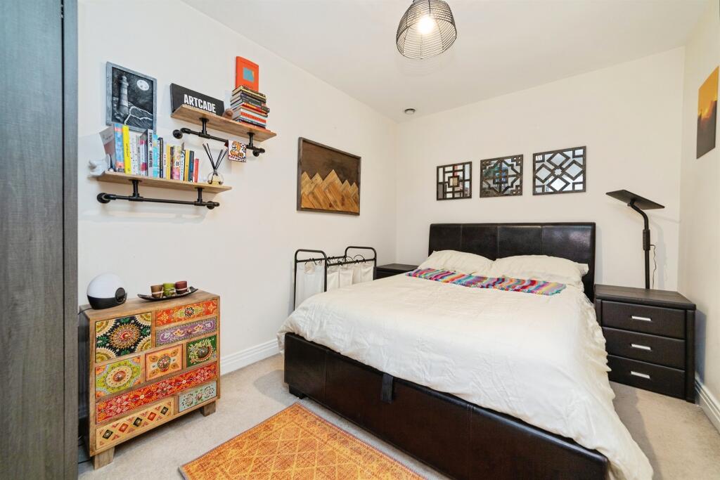 Apartment in Welwyn Garden City, Shire Park, Haldens - More