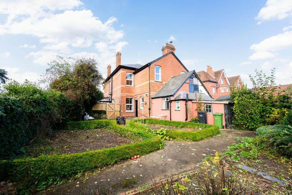 3-bed semi-detached on Cedarville, Gloucester Road, Ross-on-Wye, £350,000