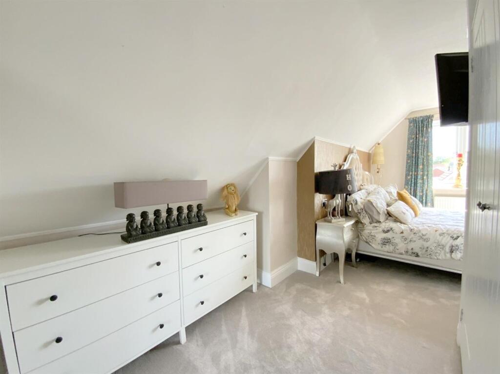 Moorland Drive, New Waltham photo 4