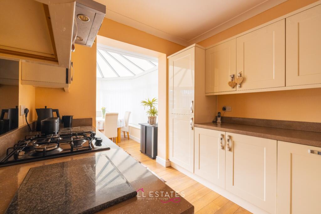 Knowles Avenue, Rhyl, Denbighshire, LL18 3TU photo 4