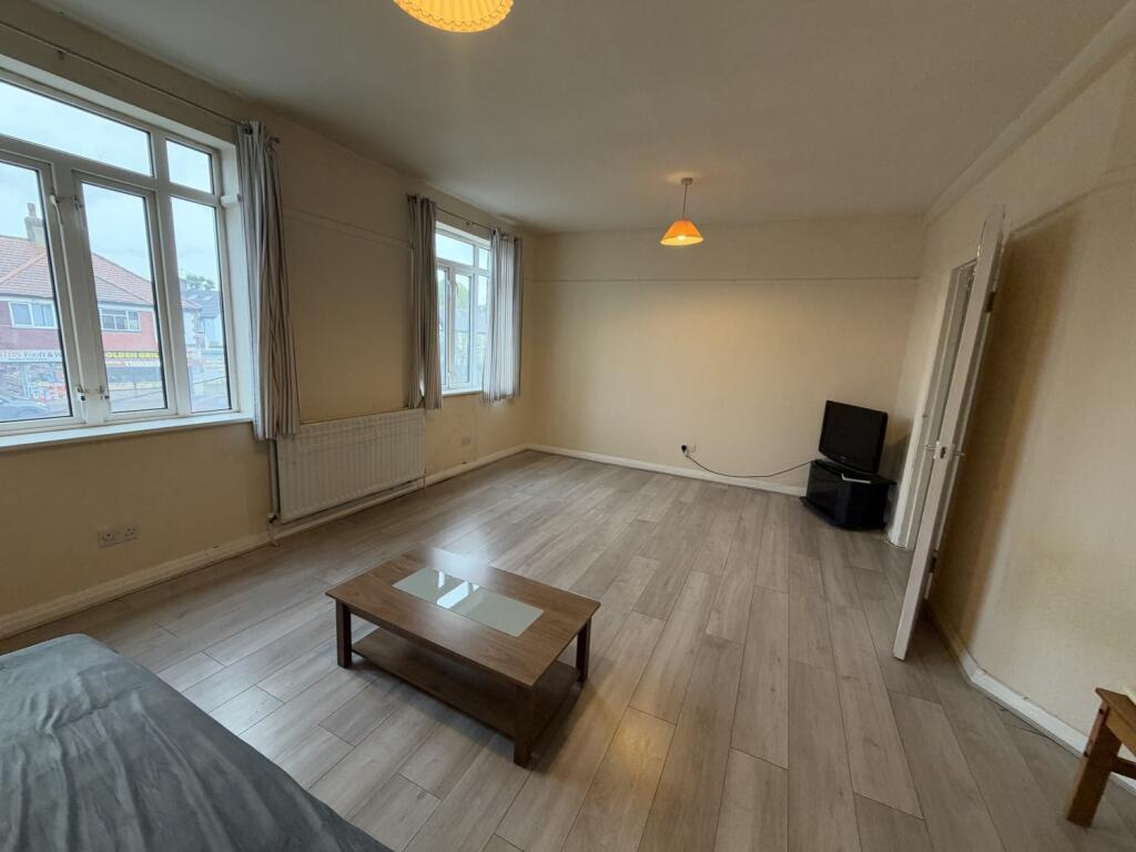 Apartment in Staines-upon-Thames, Knowle Green - View 2