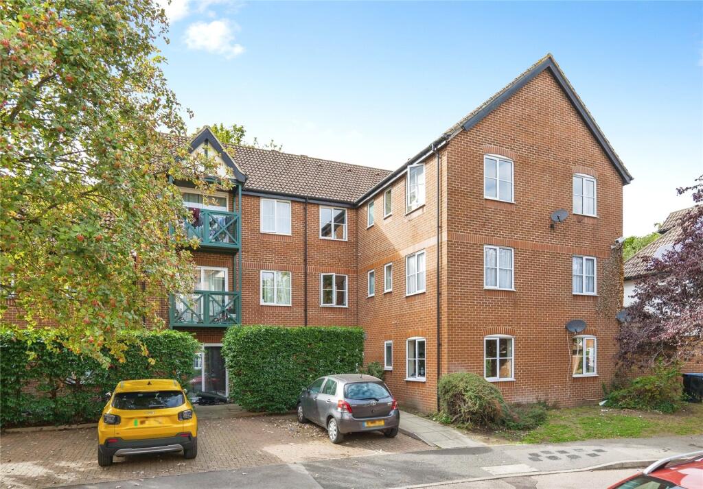 2-bed flat on Admirals Court, Rose Kiln Lane, Reading, Berkshire, RG1, £200,000