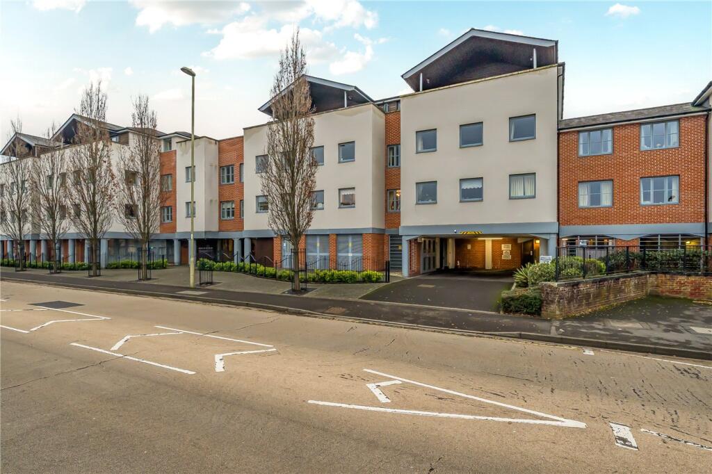 1-bed flat on New Road, Basingstoke, Hampshire, RG21, £165,000