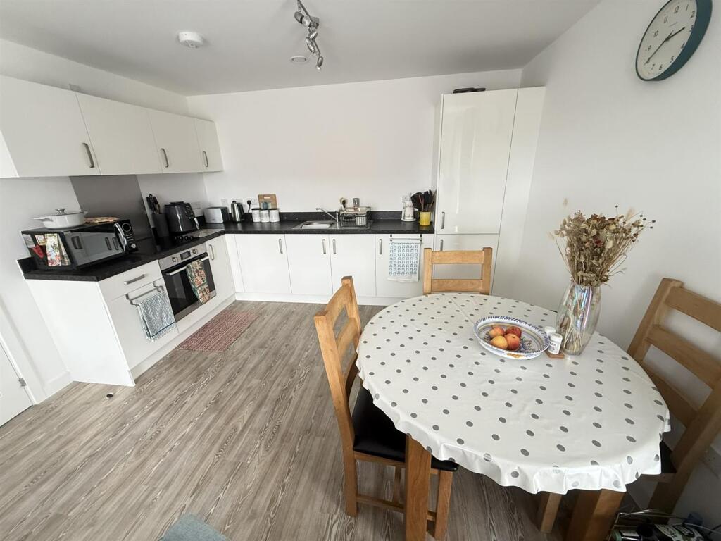Apartment in Chippenham, Hardenhuish, Sheldon - View 3