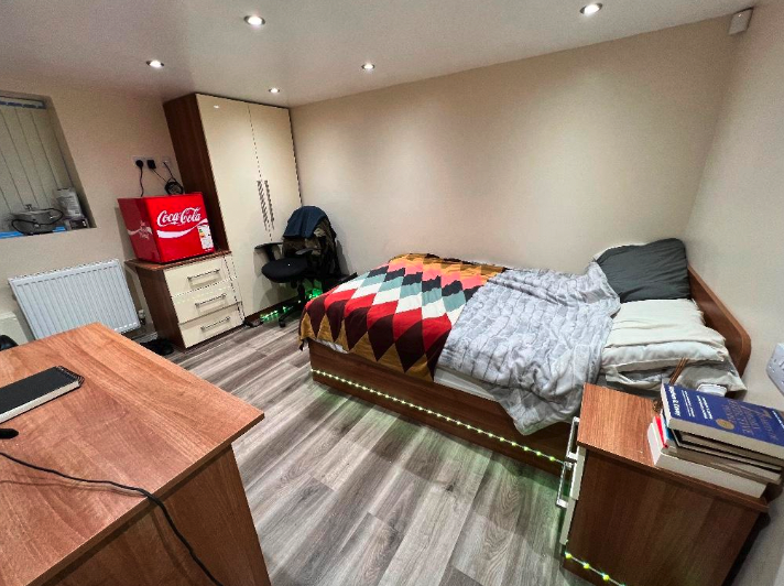 House in Leeds, West Yorkshire - View 4