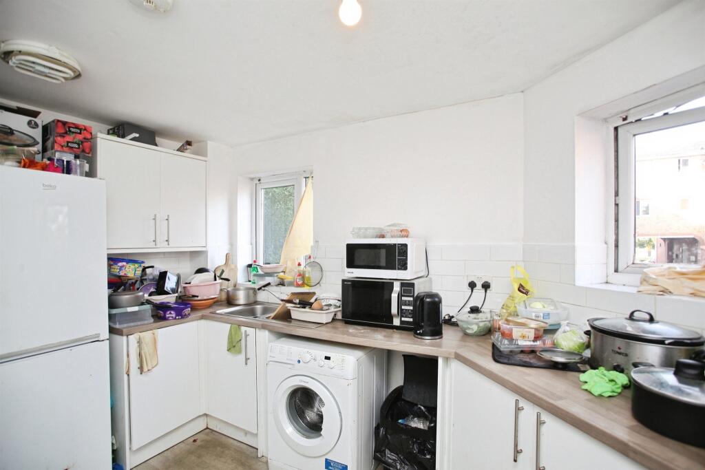 Apartment in Rugby, Warwickshire - View 4