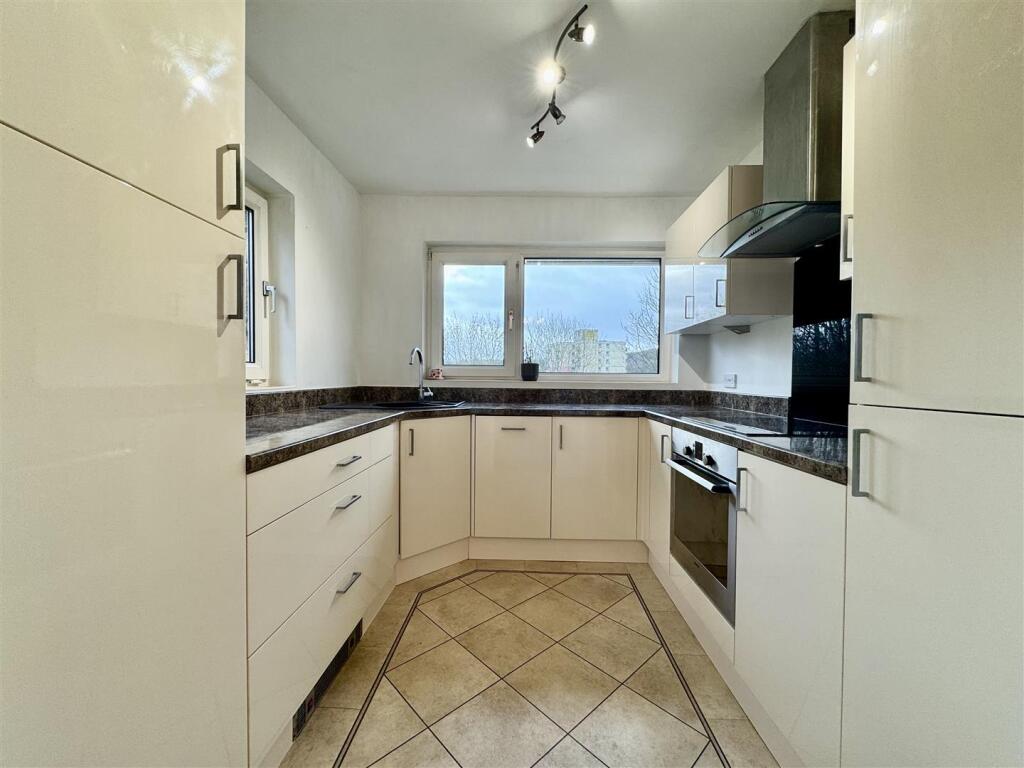 Deadmanstone, Berry Brow, Huddersfield, HD4 7QQ photo 2