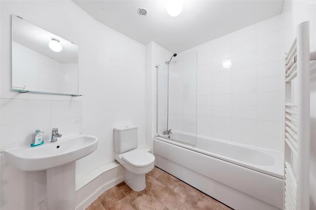 Apartment in Dartford, Stone - View 5
