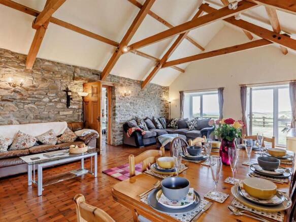 SPACIOUS LIVING ROOM