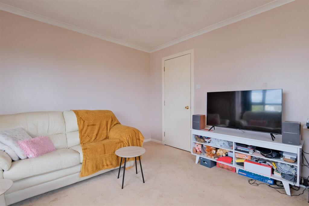 Apartment in Hamilton, Barncluith, Low Waters - View 4