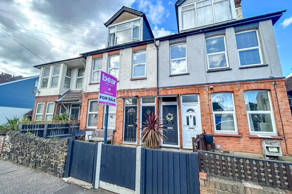 3-bed flat on Westborough Road, Westcliff-on-Sea, £265,000