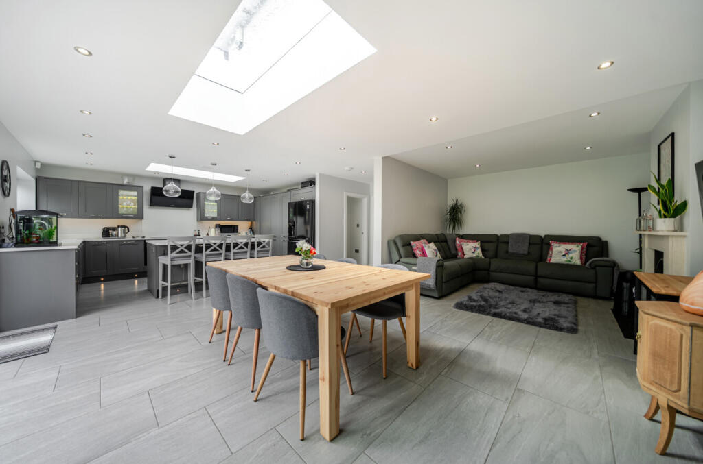 House in Orpington, Poverest, St Mary Cray - More