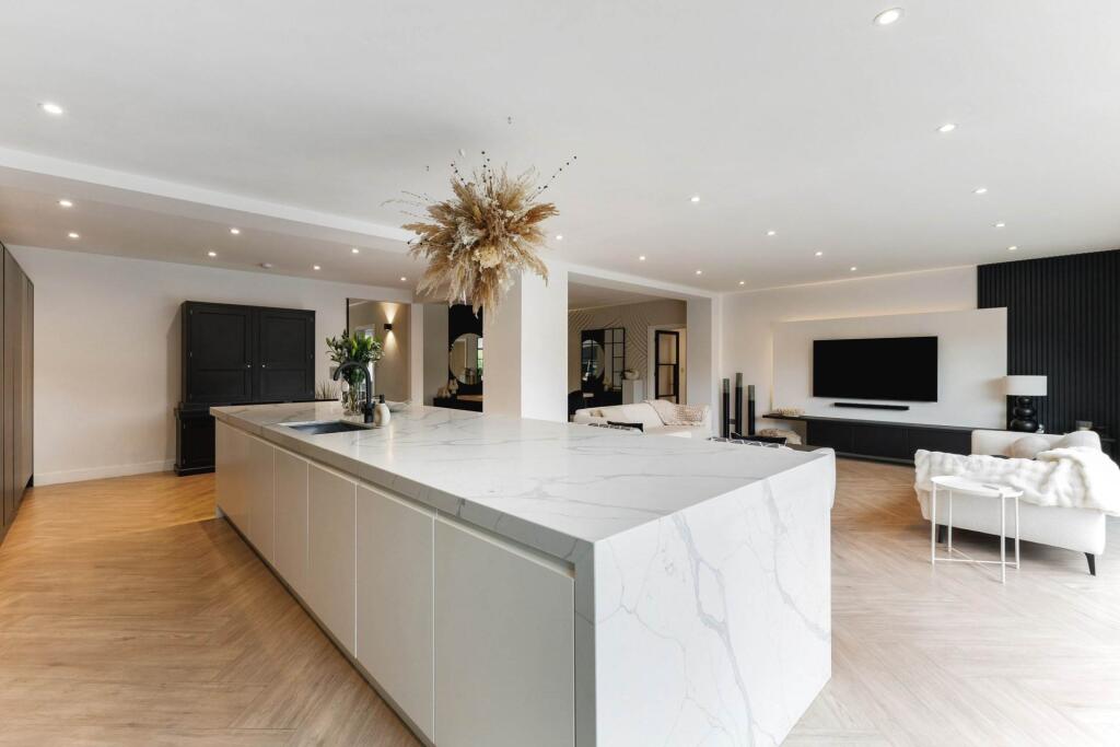 Upper Woodcote Road, Caversham Heights photo 4