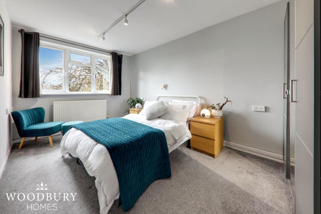 Highwood Lane, Loughton, IG10 photo 3