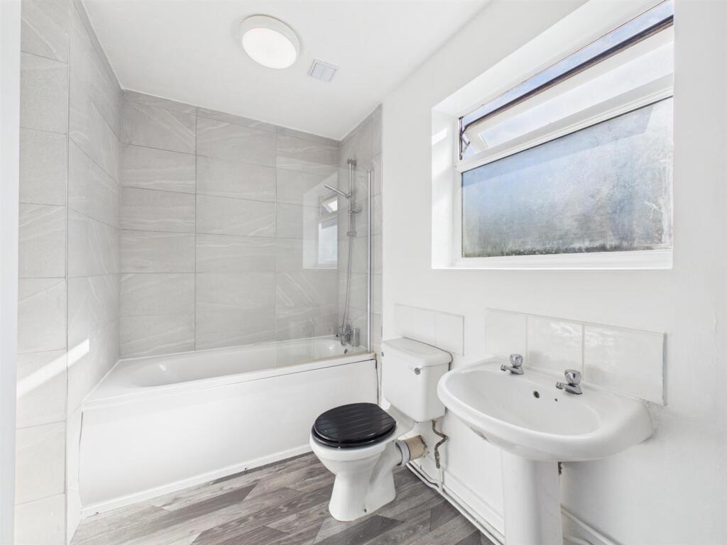 House in Nuneaton and Bedworth, Warwickshire - More