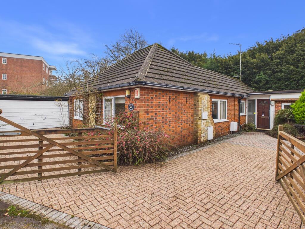 Main image of property: Oxford Road, Gerrards Cross, Buckinghamshire, SL9