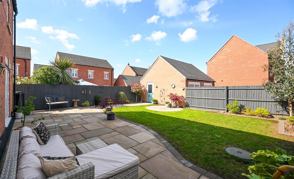 Tulip Road, Tutbury, DE13 photo 4