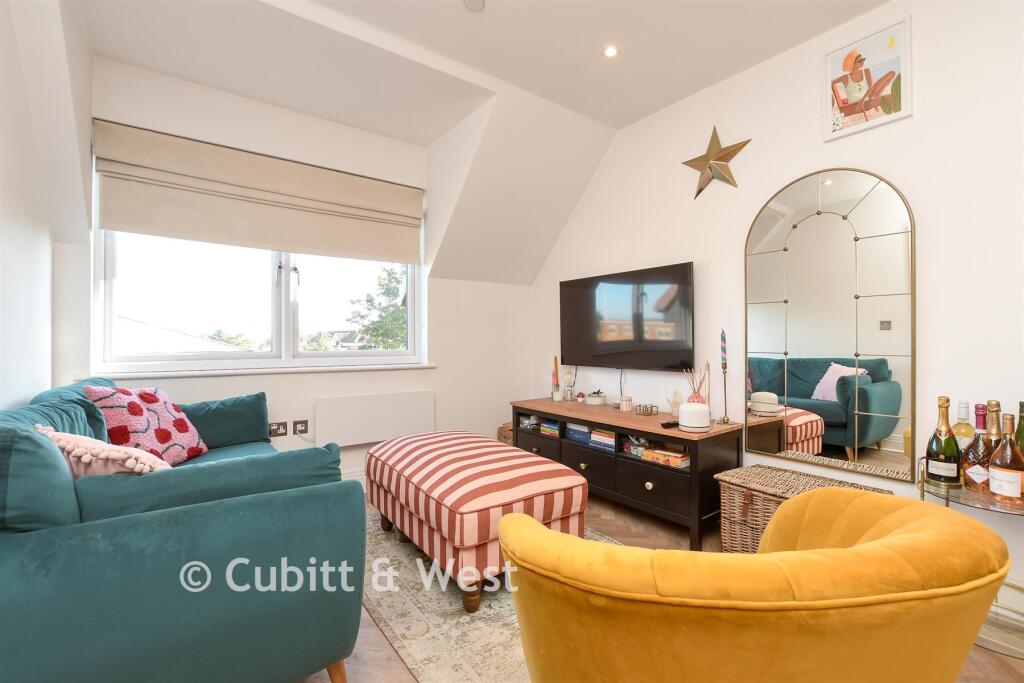 1-bed apartment on Cleeve Road, Leatherhead, Surrey, £190,000