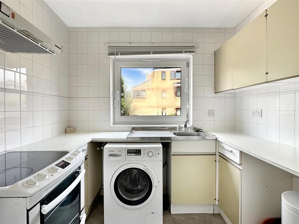 Apartment in Cambridge, Petersfield - View 4