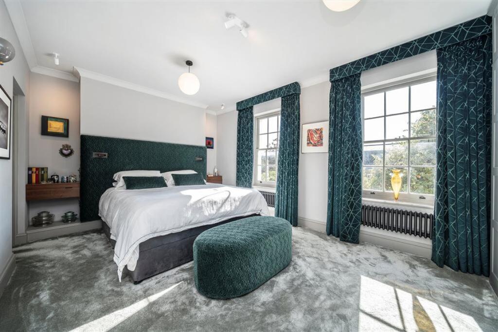 House in London, Bermondsey Village, Walworth - More