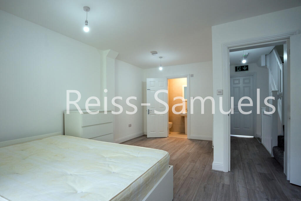 6 bedroom semi-detached house for rent