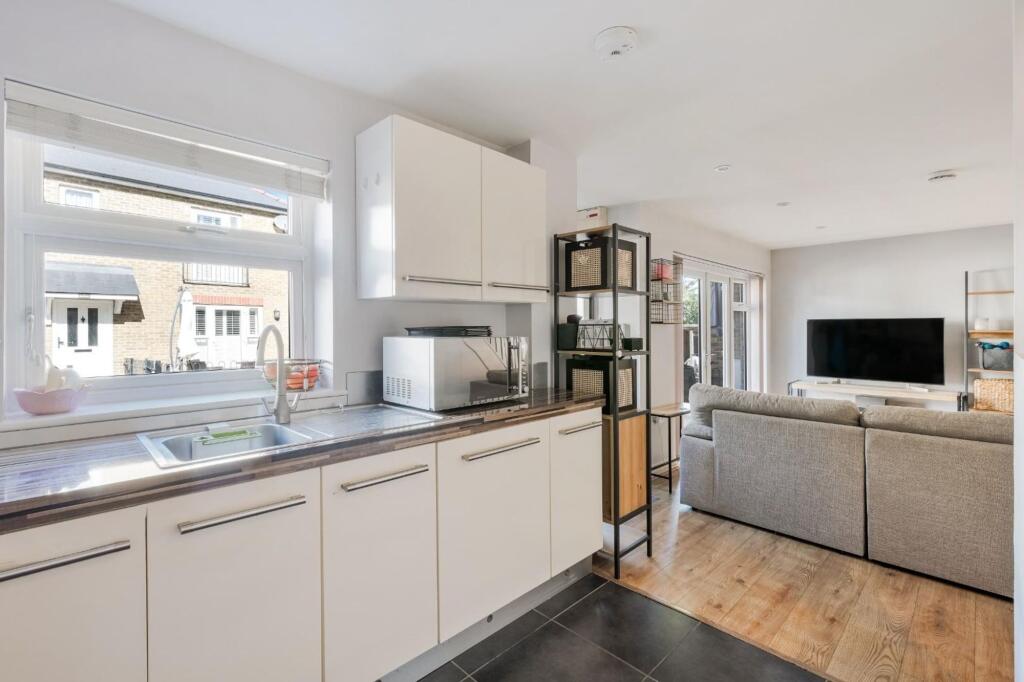 House in Kingston upon Thames - More