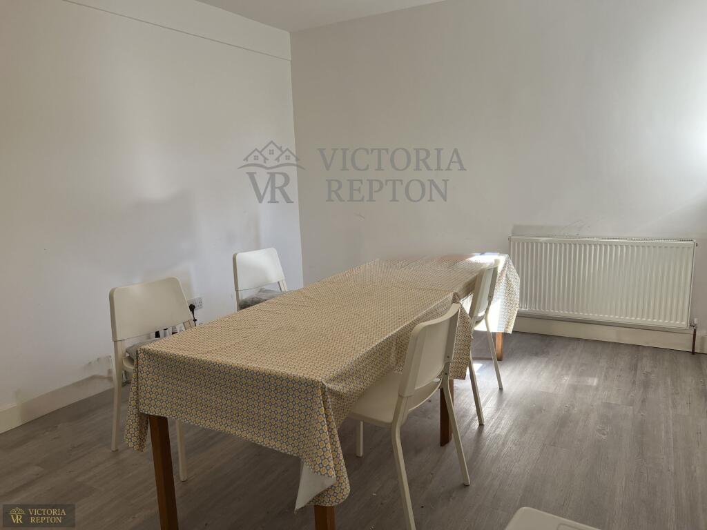 6 bedroom semi-detached house for rent
