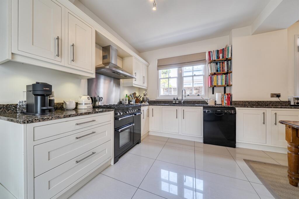House in Maidenhead, Highway - View 4