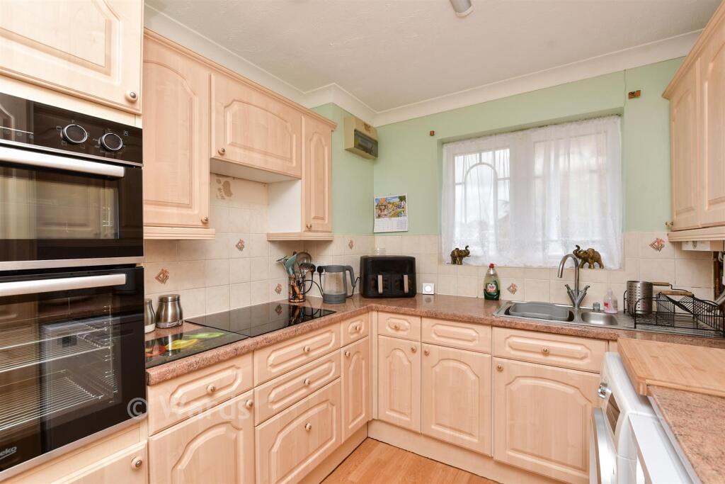 2-bed detached on Broomfield Crescent, Cliftonville, Margate, Kent, £260,000
