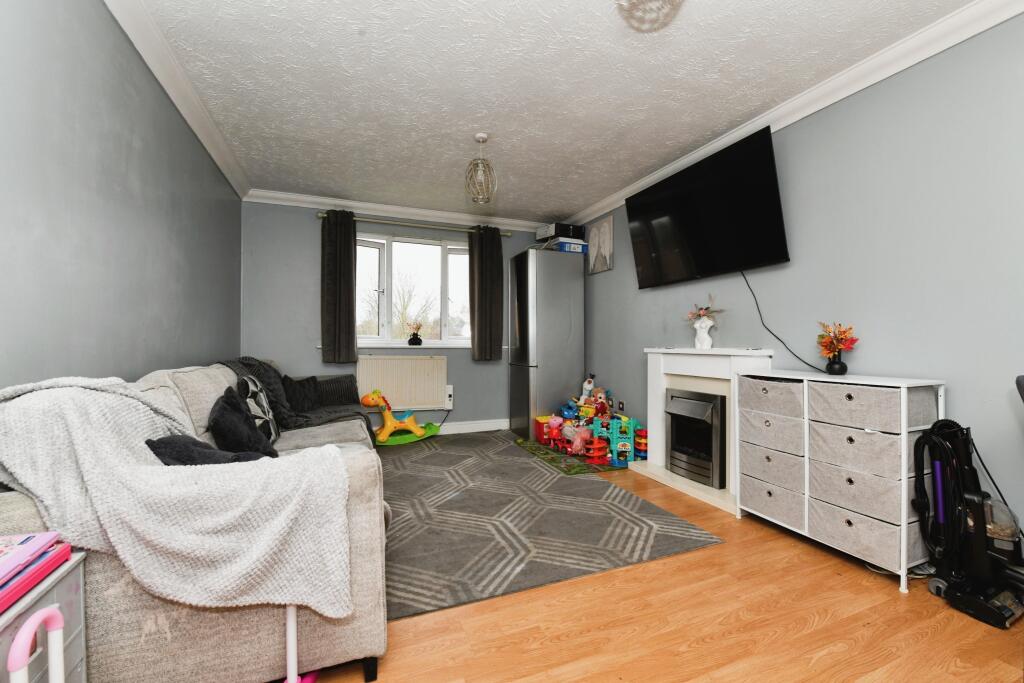 Waterville Drive, Vange, Basildon, Essex, SS16 photo 2