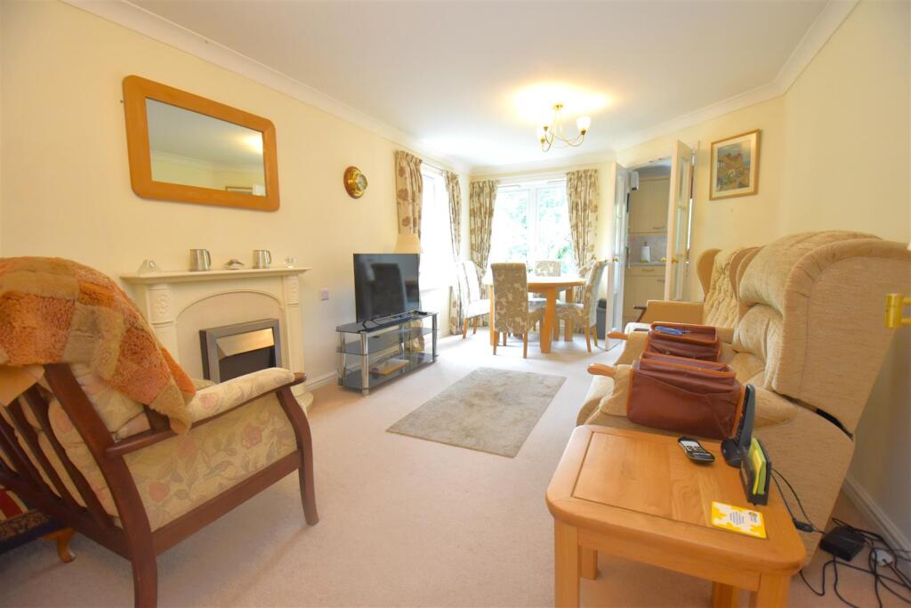 Ashingdon Road, Rochford photo 2