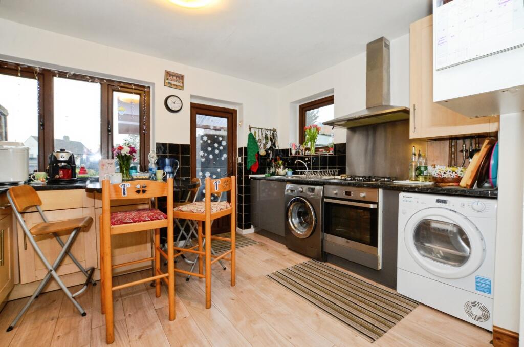 Hughenden Gardens, Northolt, UB5 photo 2