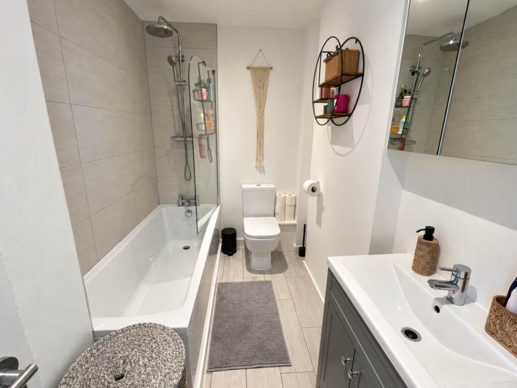 Apartment in Mid Sussex, Burrell Road, Haywards Heath - View 4