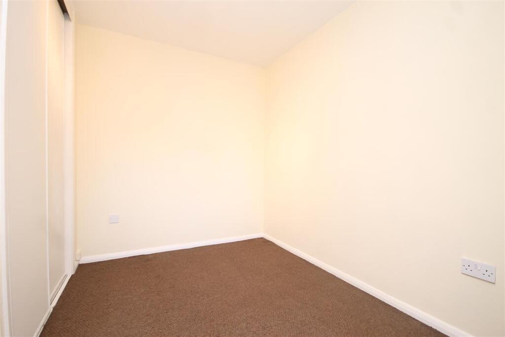 Green Pond Close, Walthamstow photo 2