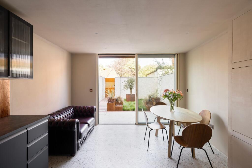 House in Croydon - View 3