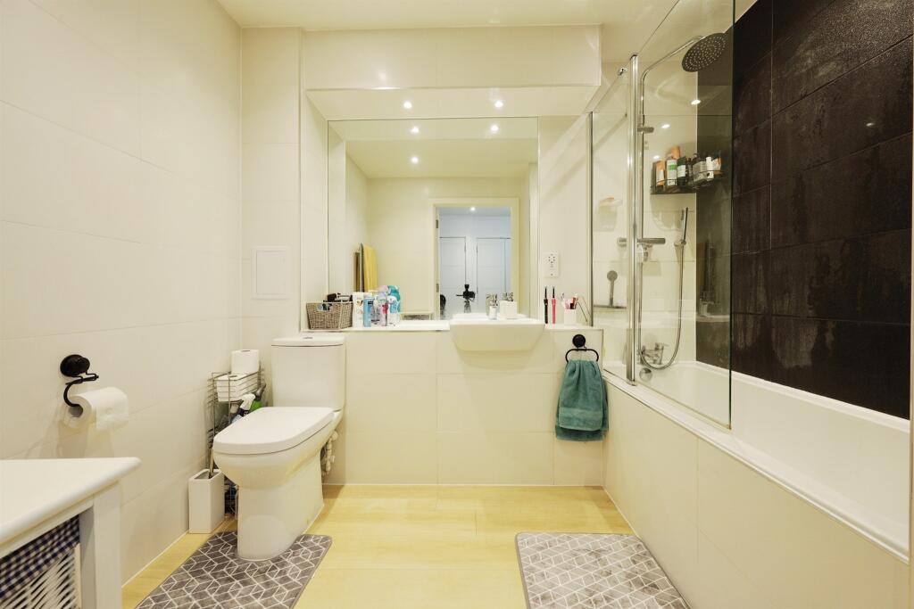 Apartment in Watford - View 5