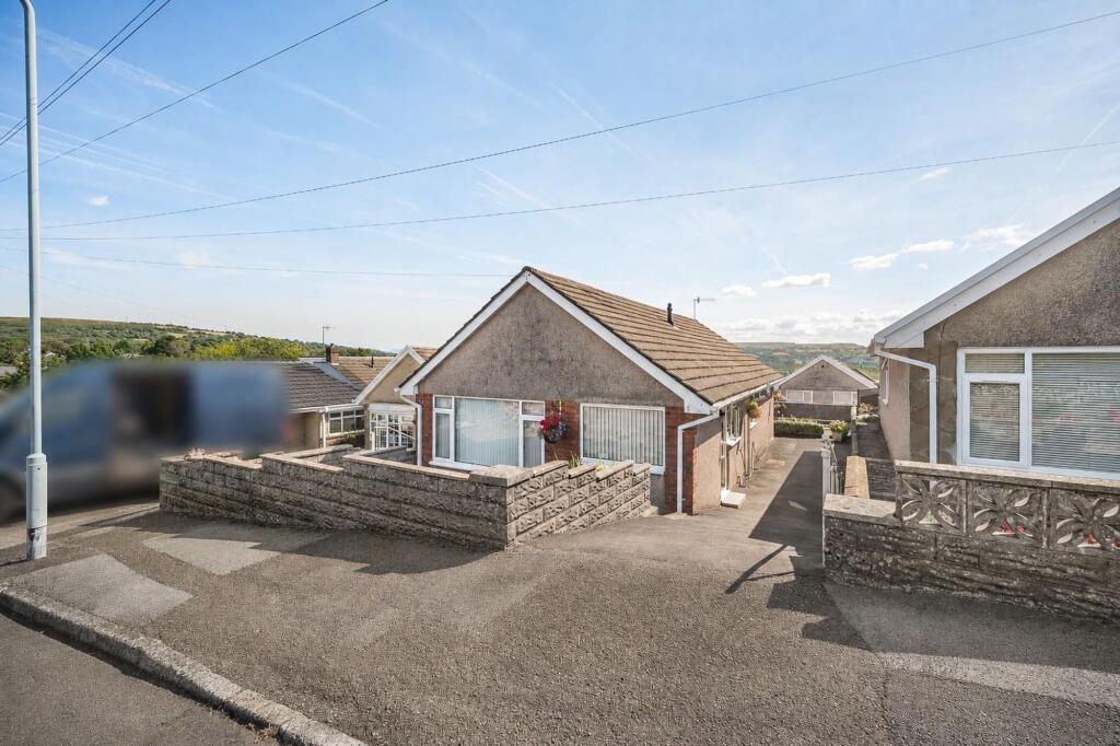 3-bed detached on Heol Saffrwm, Morriston, SA6, £195,000