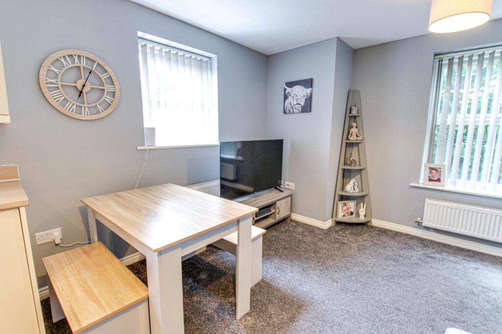 Flat 5, 249 Roseway Avenue, M44 photo 4