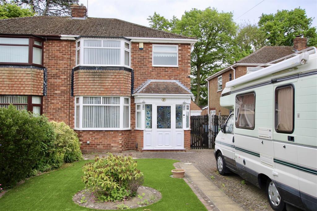 3-bed semi-detached on 27 Park Avenue, Lincoln, £235,000