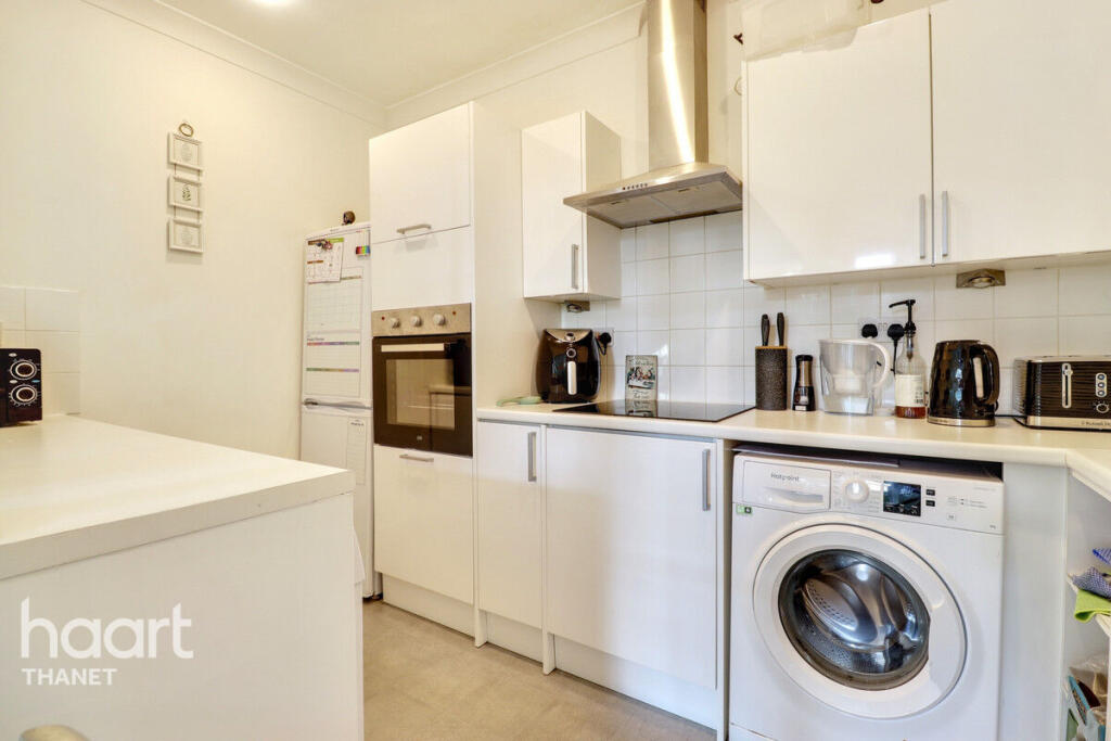 1-bed apartment on Sarre Court, Birchington, £170,000