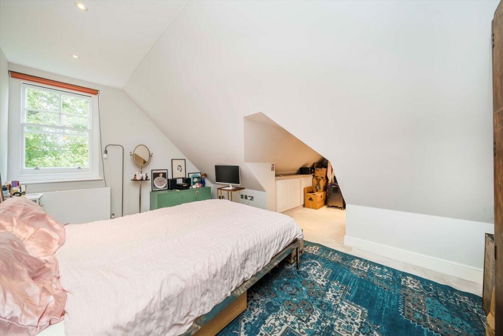 Apartment in Kingston upon Thames - View 4