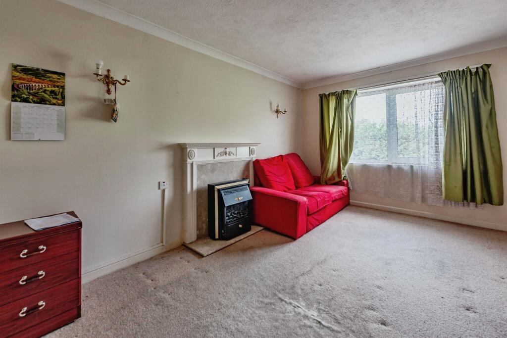 Apartment in Reigate and Banstead, Surrey - View 3