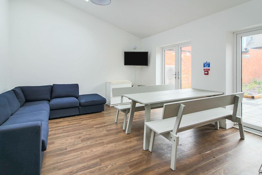 Main image of property: Kenilworth, CV8